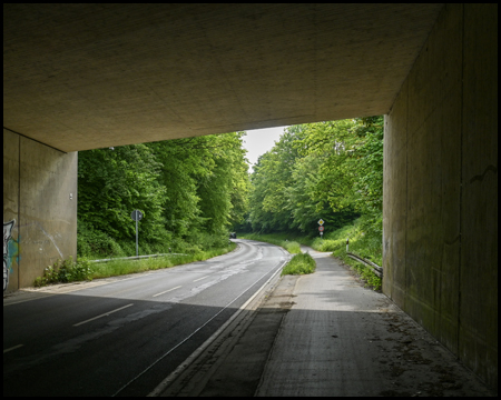 Brücke über eine Straße