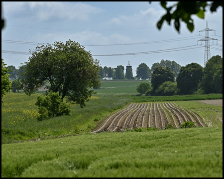 Felder in einem Hügelland