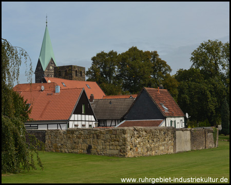 Altes Dorf mit einem intakten und einem ruinösen Kirchturm