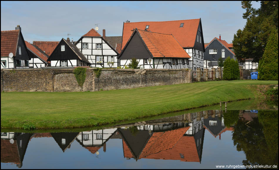 Der historische Ortskern hat noch eine kleine Stadtmauer, gesehen vom Schloss aus
