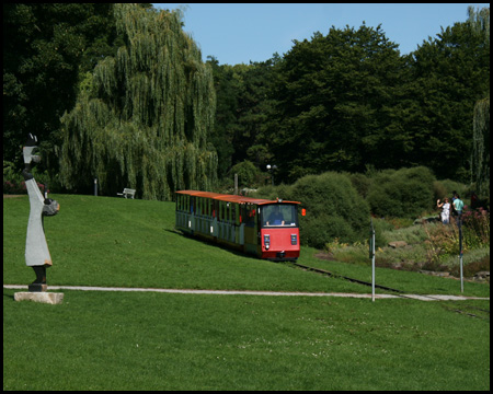 Kleinbahn auf dem Weg in den tieferen Südteil des Parks