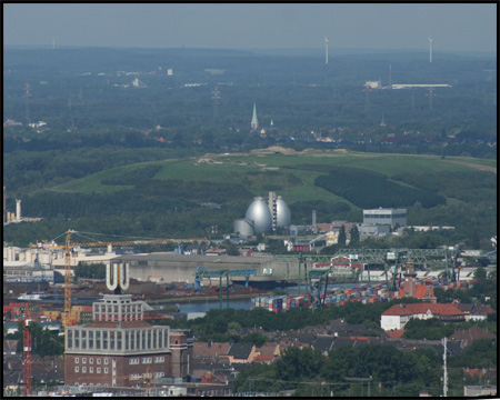 Dortmunder U, Hafen und Deusenberg. Die "Eier" sind Faultürme