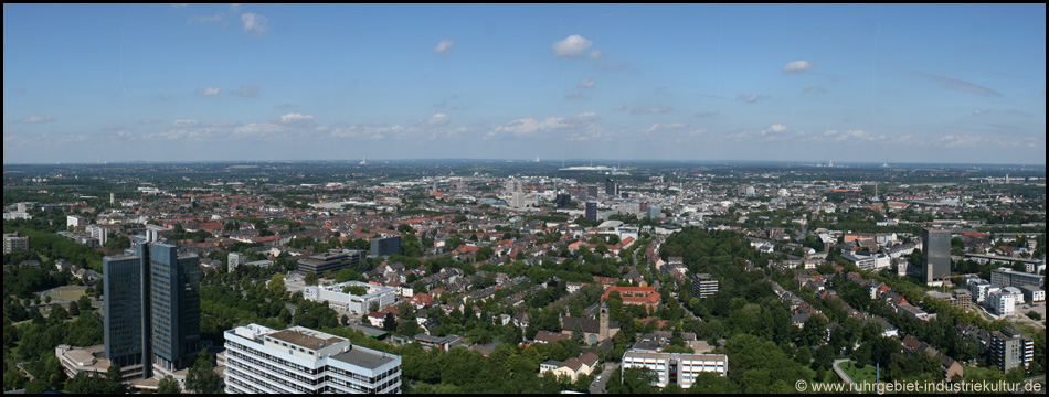 Panorama nach Norden: Telekom-Hochhaus (links, blau), Bonifatius-Kirche (mitte unten), ehemalige Kronenbrauerei (rechts); Lippekraftwerke