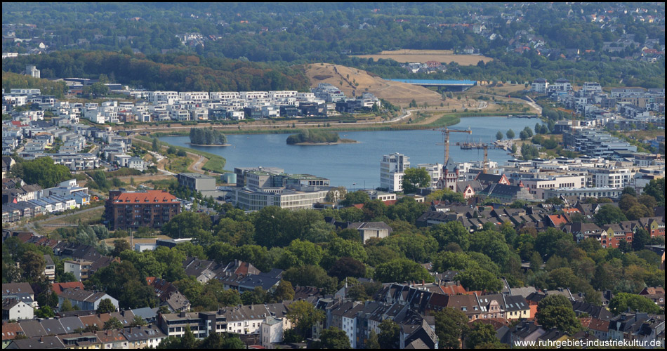 Blick über die Dächer von Hörde zum Phoenix-See (2018). Deutlich sichtbar sind die Inseln im See und die versteckte Hörder Burg