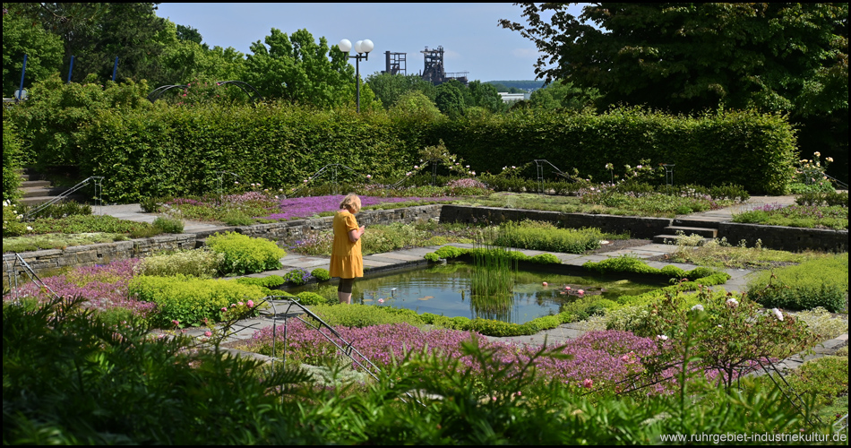 Senkgarten mit Blick zum ehemaligen Hochofen Phoenix-West in Hörde