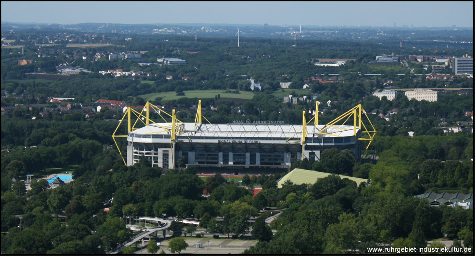 Das Dortmunder Fußballstadion – Signal-Iduna-Park – vom Florianturm im Westfalenpark betrachtet