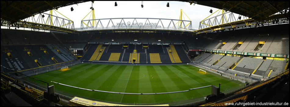 Perfekter Blick von der Osttribüne aufs Spielfeld. Vorne die überdachte Trainerbank, links die Südtribüne