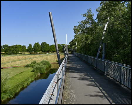 Park und Brücke mit modernen Laternen