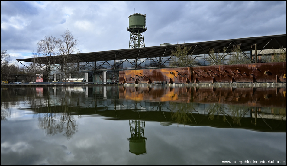 Jahrhunderthalle in Bochum spiegelt sich in einem Wasserbecken davor