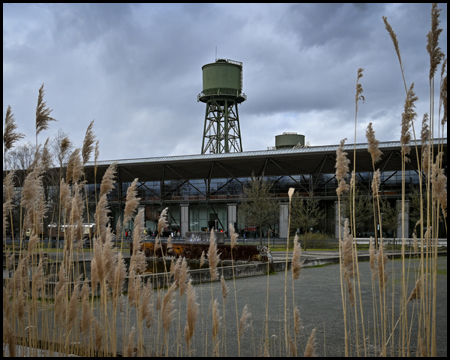 Jahrhunderthalle mit dem Wasserturm in Bochum