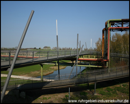Hochbrücke als Verbindung zur nördlichen Terrasse