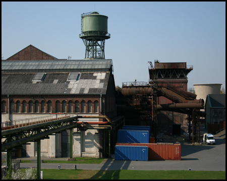 Blick von der Brücke zur rückseitigen Jahrhunderthalle