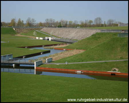 Wasserläufe unter dem Hang der oberen Terrasse