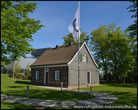 Stammhaus Krupp vor der Konzernverwaltung