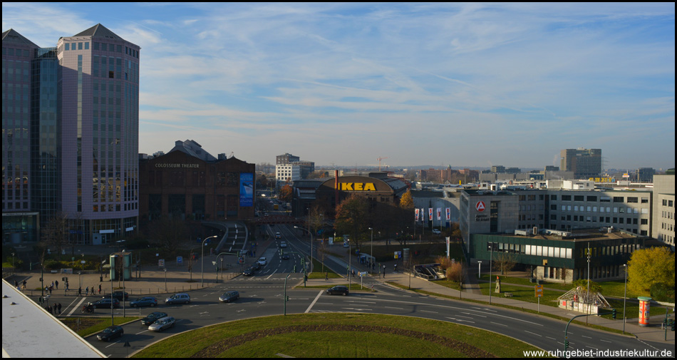 Kamerablick vom Parkdeck des Einkaufszentrums Limbecker Platz auf den Eingang zum Westviertel (ca. 2,50 m über Parkdeck) Colosseum Theater, Eisenbahnbrücke, IKEA-Parkhaus und rechts im Hintergrund das ThyssenKrupp-Hauptquartier 