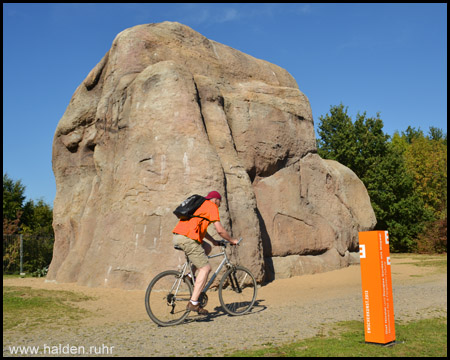 Monument for a Forgotten Future: Fels-Kopie aus Kalifornien