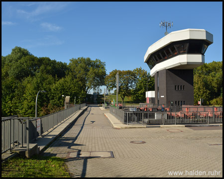 Schleuse Gelsenkirchen mit Übergang zur Freitreppe (hinten)