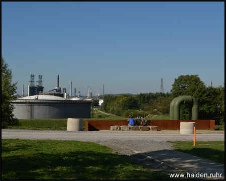 Aussichtspunkt im Norden auf die Raffinerie