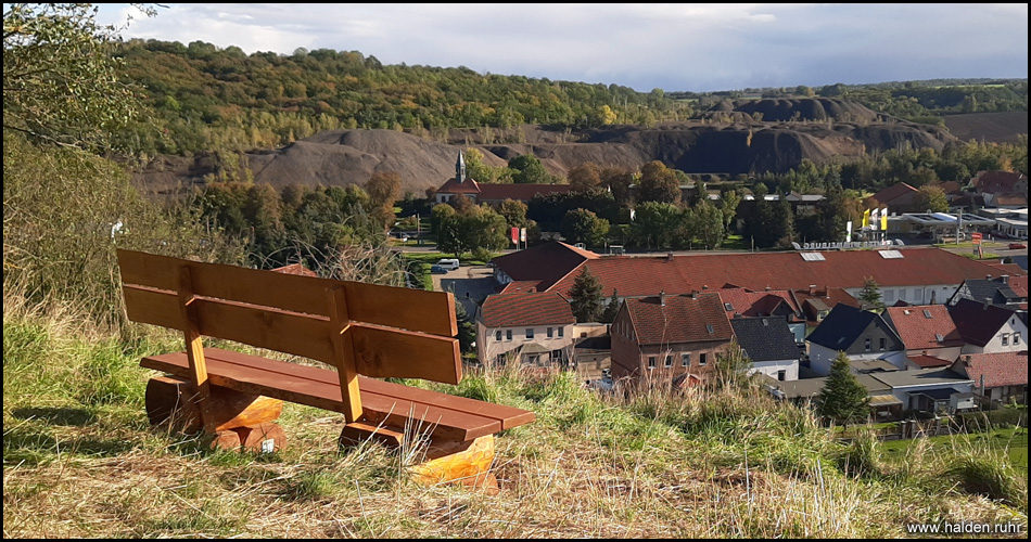 Blick vom Kulturlehrpfad auf den Friedrichsberg zu den Otto-Schächte-Halden