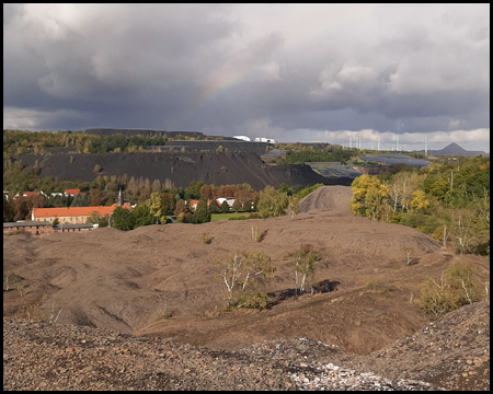 Blick vom höchsten Punkt auf die Haldenlandschaft