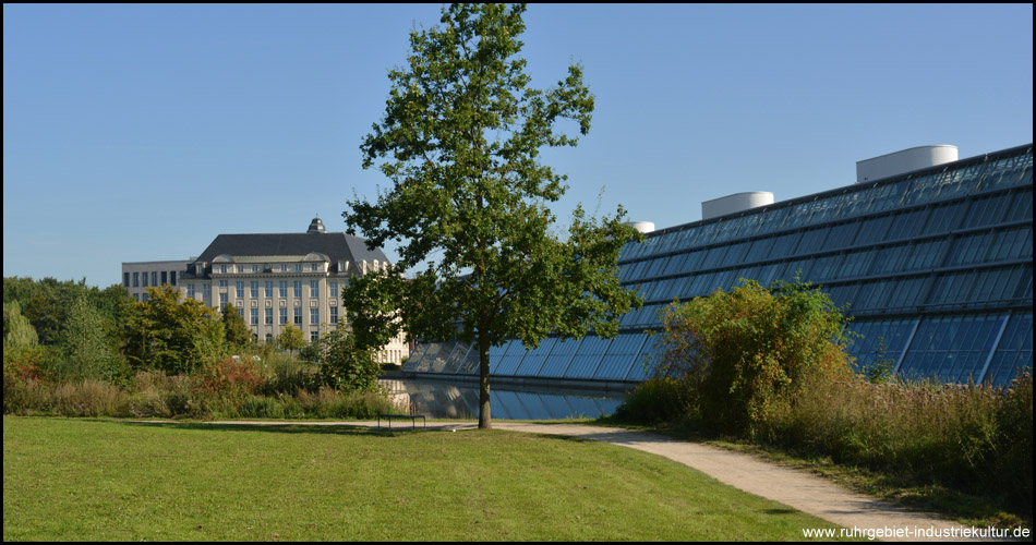 Markantes Gebäude des Wissenschaftsparks auf dem Gelände der Zeche Rheinelbe
