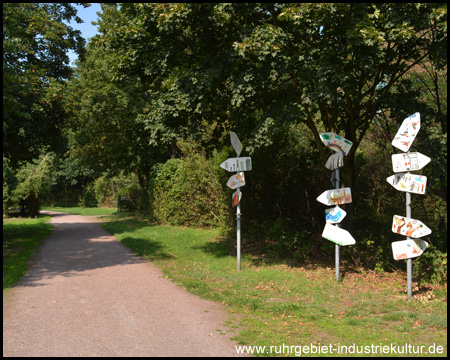 Installation "Schilderbäume"