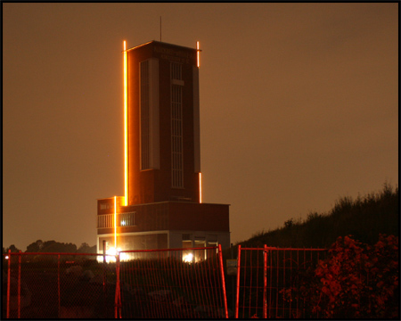 Lichtkunstinstallation Yellow Marker am Ostpol in der Dunkelheit