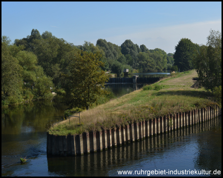 Ruhr mit Untergraben des Kraftwerks bei Fröndenberg