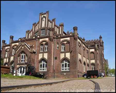 Hotel und Restaurant im Neogotischen Gebäude mit aufregender Fassadengestaltung