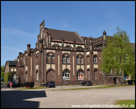 Lohnhalle und Kaue vom Fuße des Förderturms gesehen