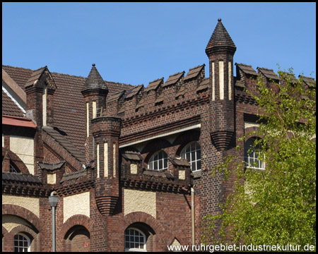 Ecktürmchen, Erker und Zinnen an der Lohnhalle und Kaue