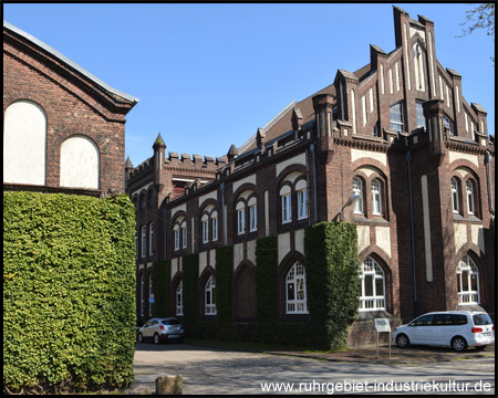 Alte Lohnhalle und Maschinenhalle (links)