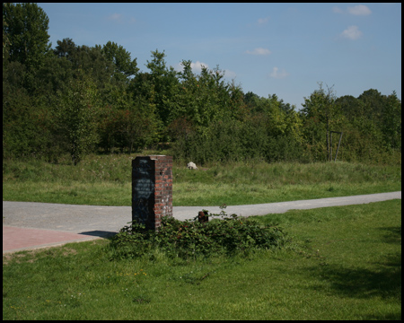 Zechenseitiger Eingang des Parks mit minimalen Relikten