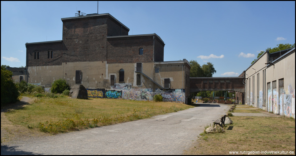 Die Rückseite ist weniger schön anzusehen. Der Weg führt in den Landschaftspark hinter der Zeche (im Rücken des Fotografen)