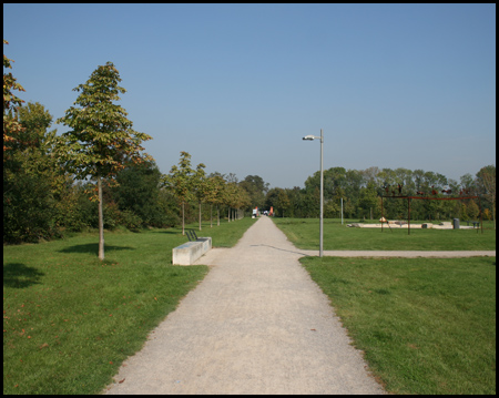 Früher Bahngleis und Gleisharfe, heute Fahrradweg mit Spielplatz