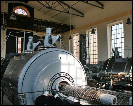 Blick über die zwei Maschinen durch die Halle