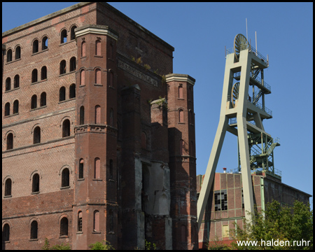 Malakowturm von Schacht I neben Stahlgerüst von Schacht II