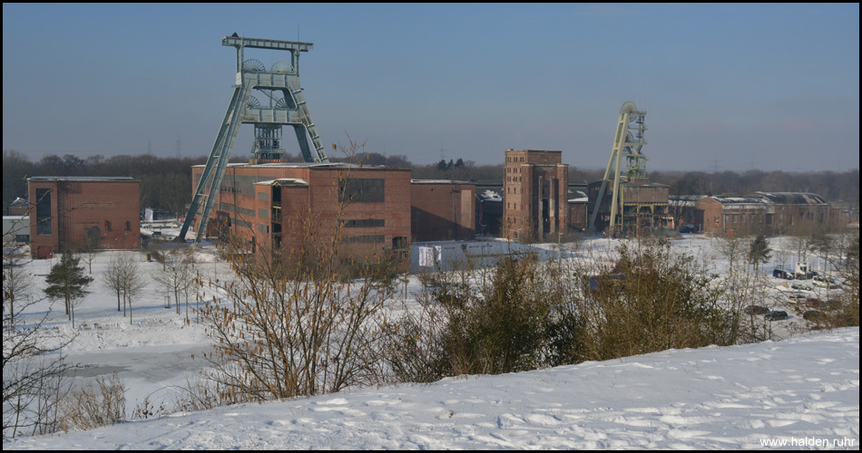 Zeche Ewald im Winter, gesehen von der Balkonpromenade der Halde Hoheward