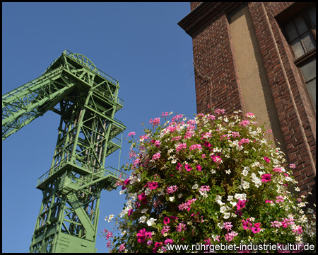 Lüftergebäude und Fördergerüst II mit Blumenschmuck