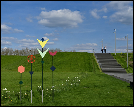 Symbole des Zechenparks Kamp-Lintfort: Blumen in einer Wiese als stilisierte Umrisse