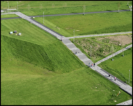 Grüne Hügel einer Parklandschaft von oben gesehen