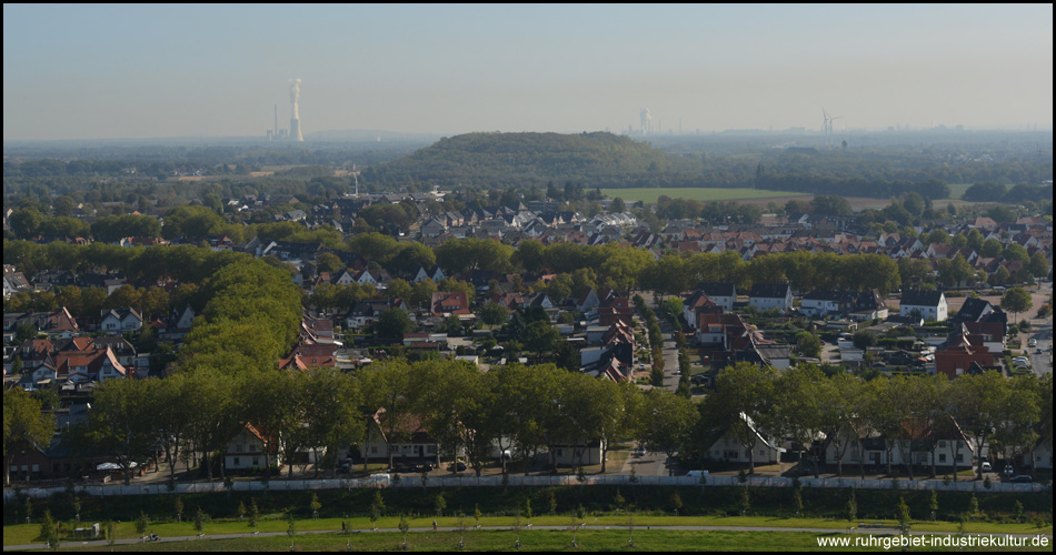 Blick über die Zechensiedlung zur Halde Pattberg und nach Duisburg