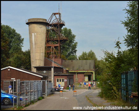 Zufahrt zur Zeche General Blumenthal 7 Haupteingang, stählernes Schachtgerüst und Grubenlüfter 