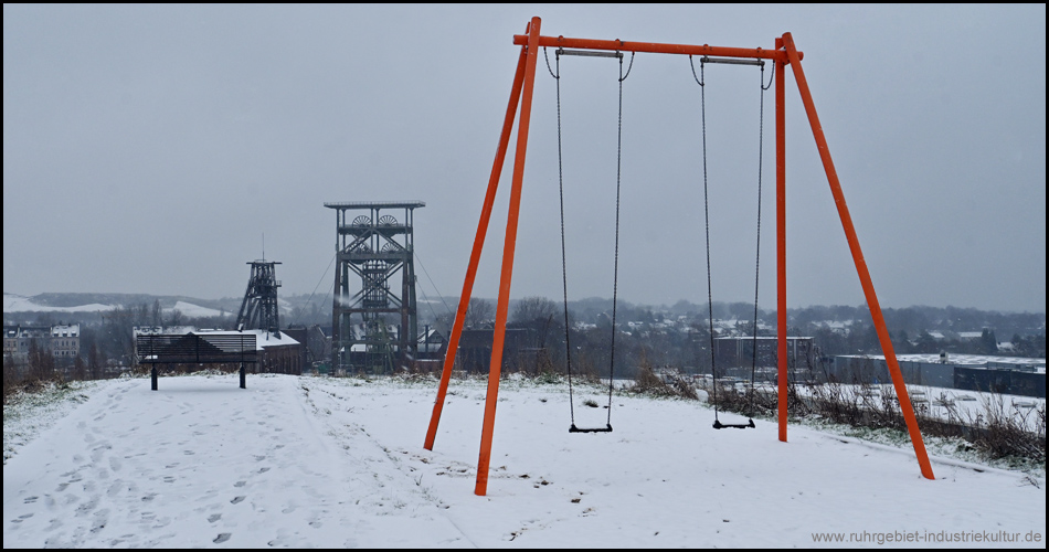 Schaukel auf schneebedeckter Halde vor der Zeche Gneisenau in Dortmund