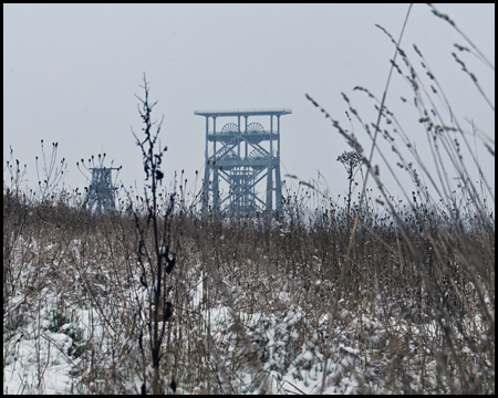 Fördergerüst eines Bergwerks im Schnee