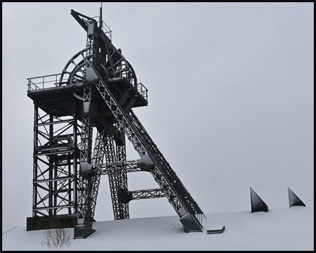 Förderturm im Schnee