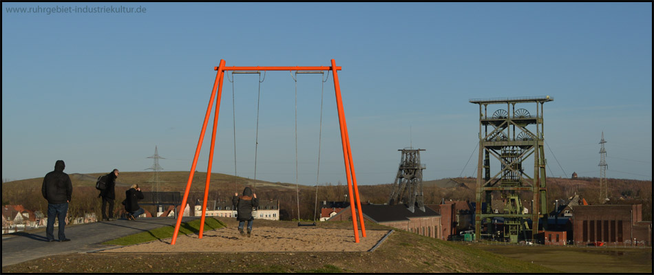 Eine Schaukel am höchsten Punkt des Landschaftsbauwerks – der Spielplatz mit der vielleicht schönsten Aussicht im Revier