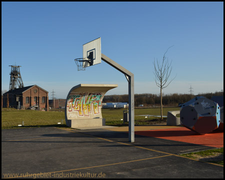 Spielplatz und Skaterpark am Fuße des Landschaftsbauwerks