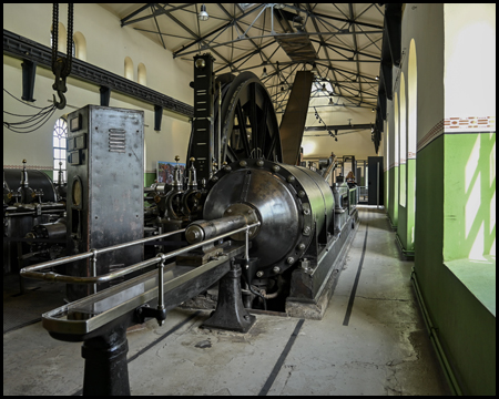 Dampfmaschine in einer Maschinenhalle