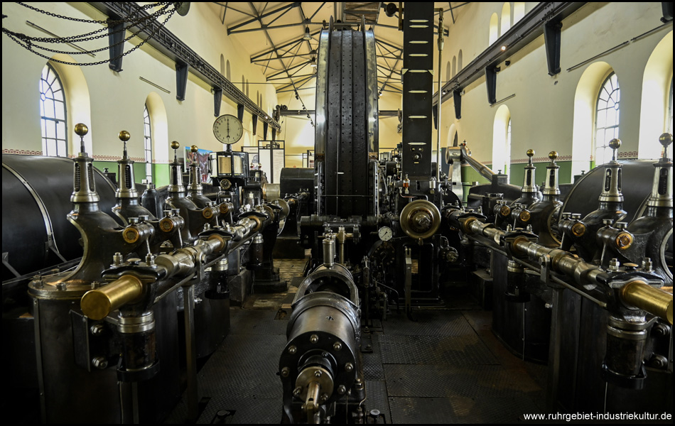 Großes Bild vom Innern einer Maschinenhalle mit Dampfmaschine aus dem Bergbau